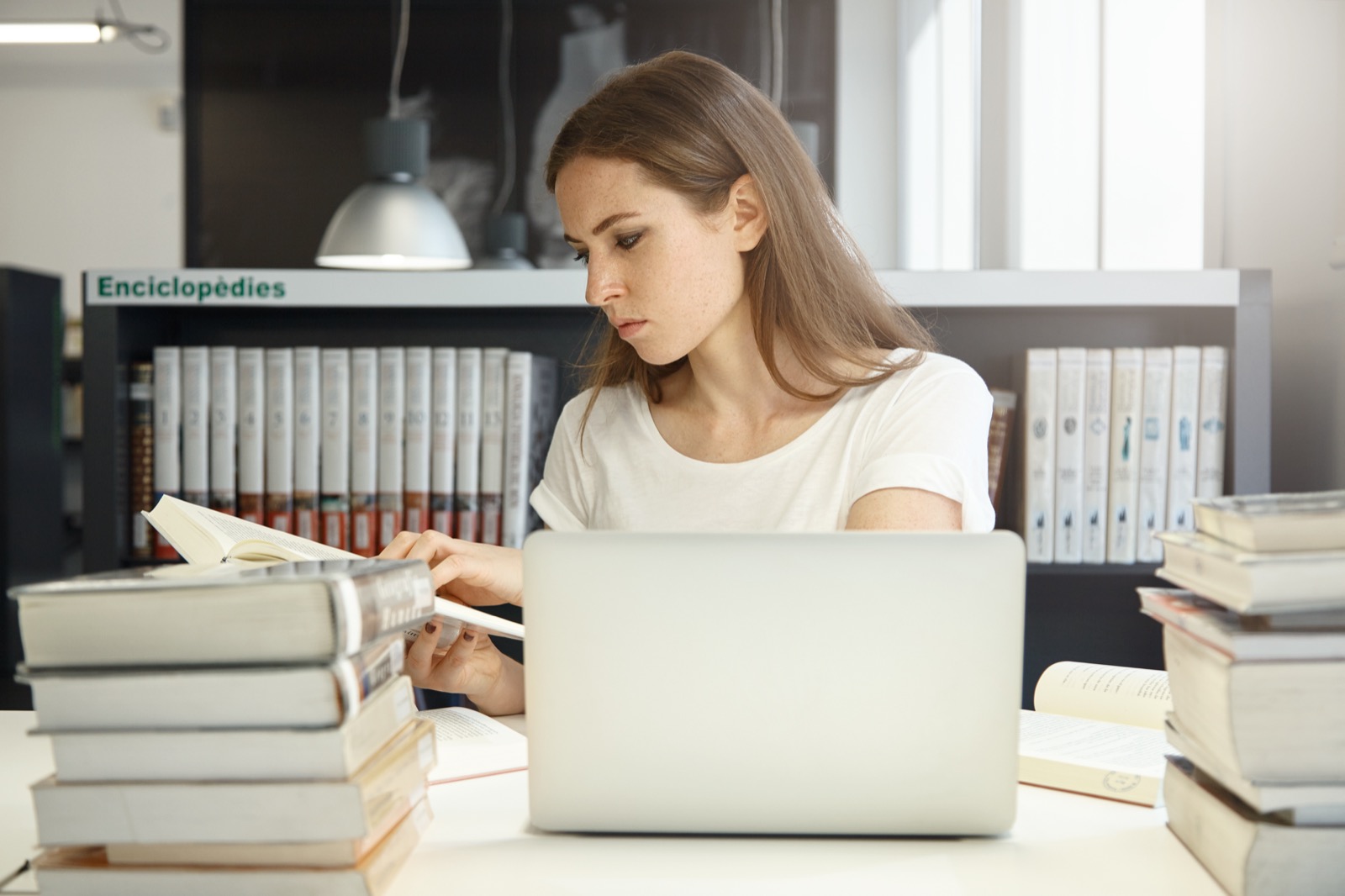Etudiante en bibliotheque travaillant sur son sujet de memoire DEC