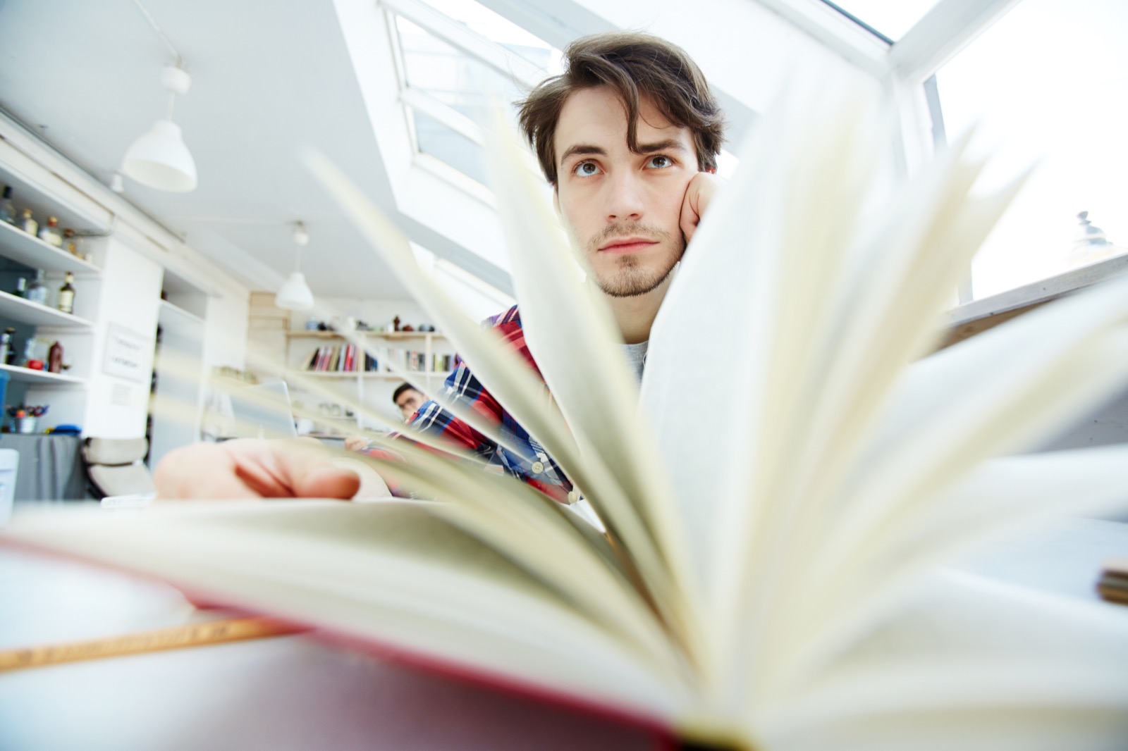 Etudiant recherchant des informations pour choisir son sujet de memoire DEC